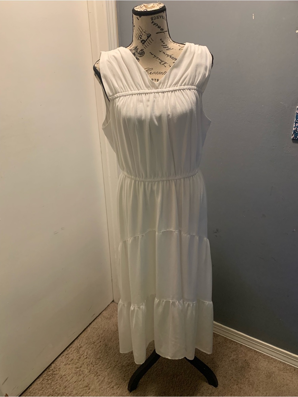 Vera Wang White Sleeveless Tiered Maxi Dress